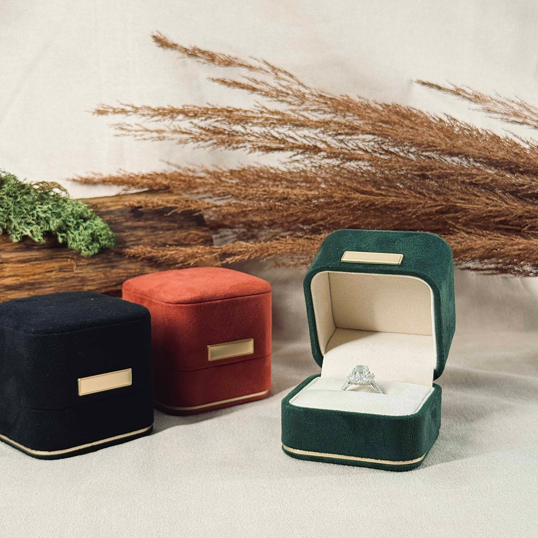 no selection → randomly packed in one of the classic three colors.